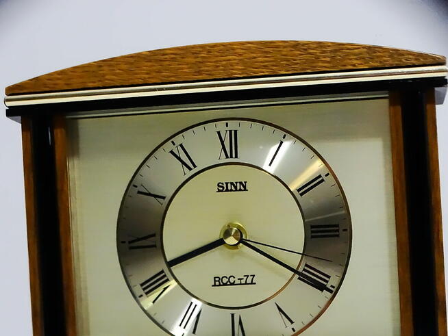 Elektroniczny zegar sterowany radiowo SINN ROCC-71E w kolorz