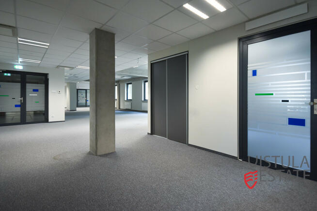 Lokal na pierwszym piętrze biurowca 310 m2