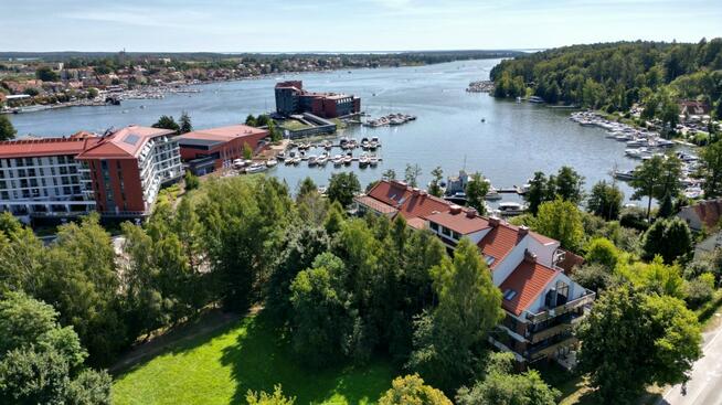 Apartament w Mikołajkach – miejsce postojowe w cenie