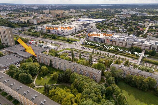 Przy Galerii Plaza, bardzo zadbane, wśród zieleni