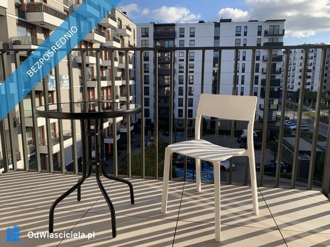 Dwa osobne, zamykane, nieprzechodnie pokoje, balkon, szybki dojazd do centrum Warszawy Metro 2026