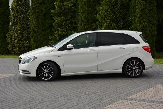 Mercedes B 180 Panorama LED Bi-Xenon Navi Kamera Radar 2xParktronik Skóry Alu 17"