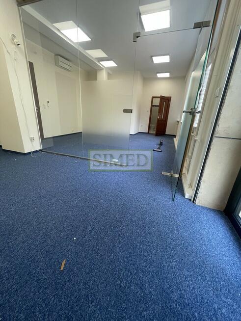Sklep.showroom,salon sprzedaży,parking,ochrona