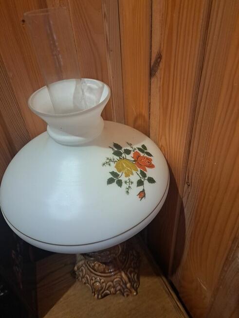 Lampa stara z białym kloszem.
