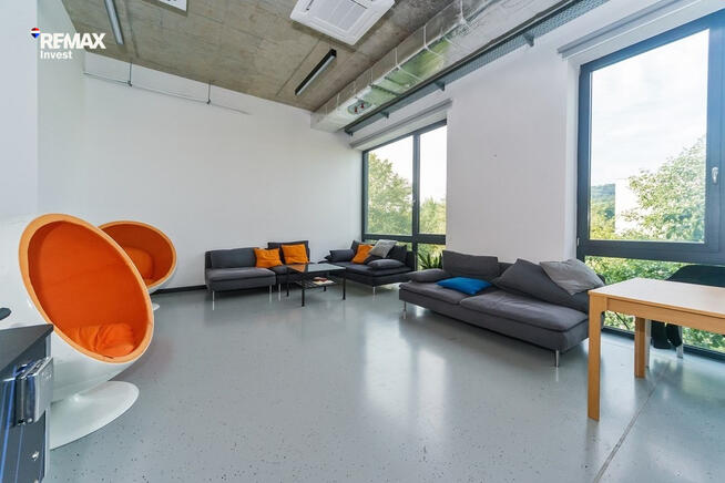 Nowoczesna siedziba firmy 360 m² i parking
