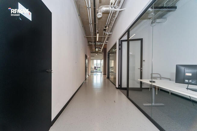 Nowoczesna siedziba firmy 360 m² i parking