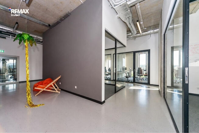 Nowoczesna siedziba firmy 360 m² i parking