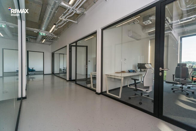 Nowoczesna siedziba firmy 360 m² i parking