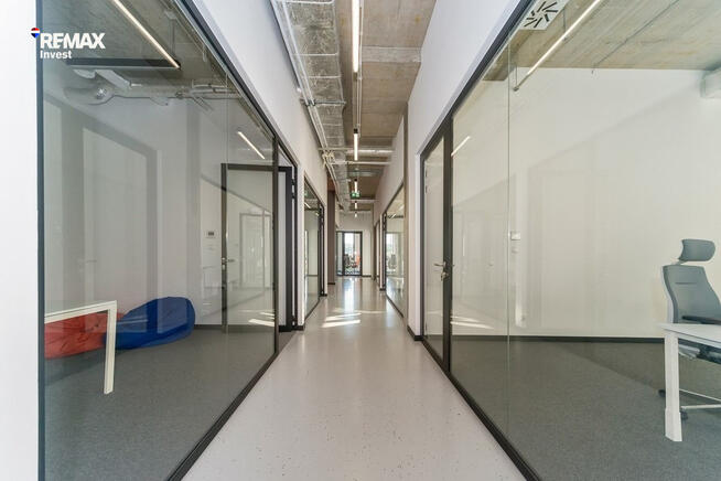 Nowoczesna siedziba firmy 360 m² i parking