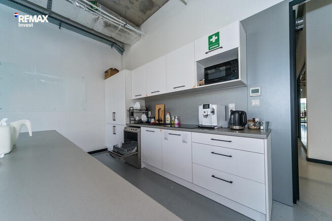 Nowoczesna siedziba firmy 360 m² i parking