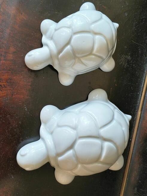 Dwa porcelanowe żółwie