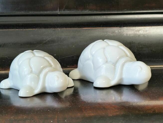 Dwa porcelanowe żółwie