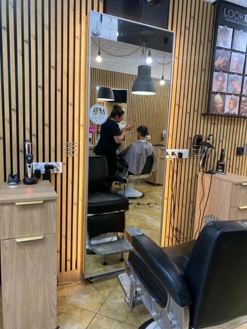 „Profesjonalna sala fryzjerska / barberska na szkolenia – Wi