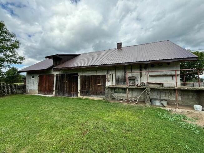 Siedlisko z zadbanym domem i budynkami na działce 2800 m², Z