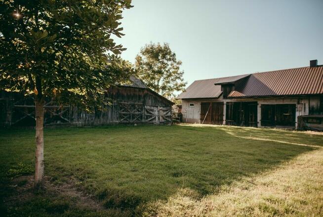 Siedlisko z zadbanym domem i budynkami na działce 2800 m², Z