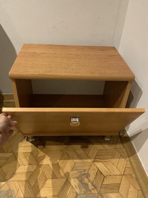 Brązowa szafka nocna otwierana do dołu szerokość 49 cm wysok