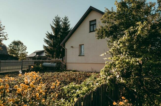 Siedlisko z zadbanym domem i budynkami na działce 2800 m², Z