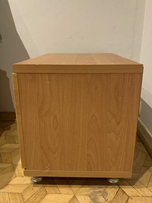 Brązowa szafka nocna otwierana do dołu szerokość 49 cm wysok
