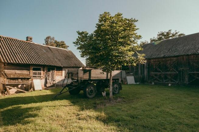 Siedlisko z zadbanym domem i budynkami na działce 2800 m², Z