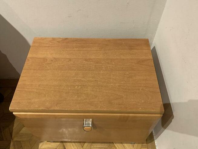 Brązowa szafka nocna otwierana do dołu szerokość 49 cm wysok