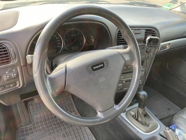 Volvo V40 1,8 benzyna 2004, którym jeździł Lewandowski