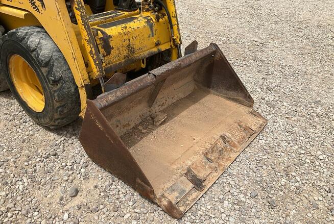 Ładowarka o sterowaniu burtowym Komatsu SK07J z 2001 roku