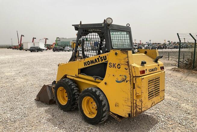 Ładowarka o sterowaniu burtowym Komatsu SK07J z 2001 roku