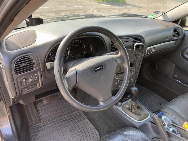 Volvo V40 1,8 benzyna 2004, którym jeździł Lewandowski