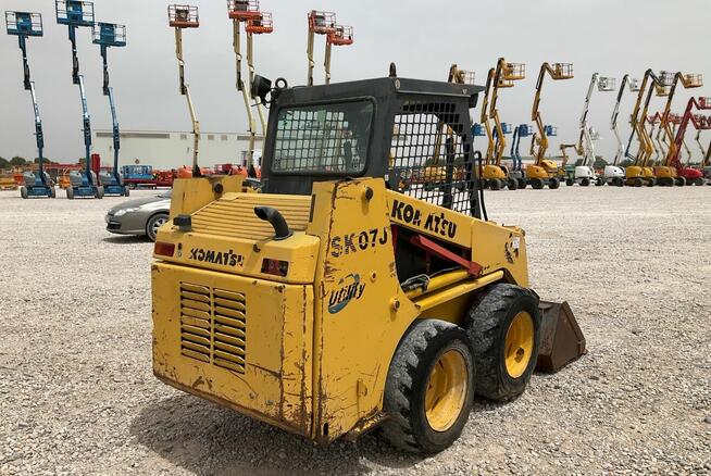 Ładowarka o sterowaniu burtowym Komatsu SK07J z 2001 roku