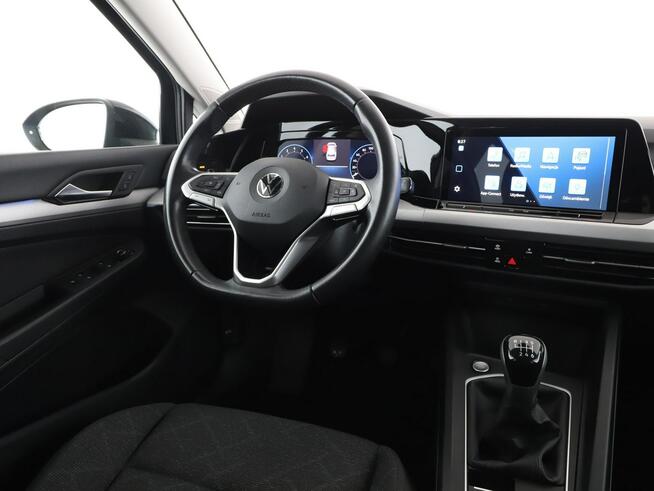 Volkswagen Golf 131KM kamera ACC grzane fotele FrontAssist climatronic hak LED