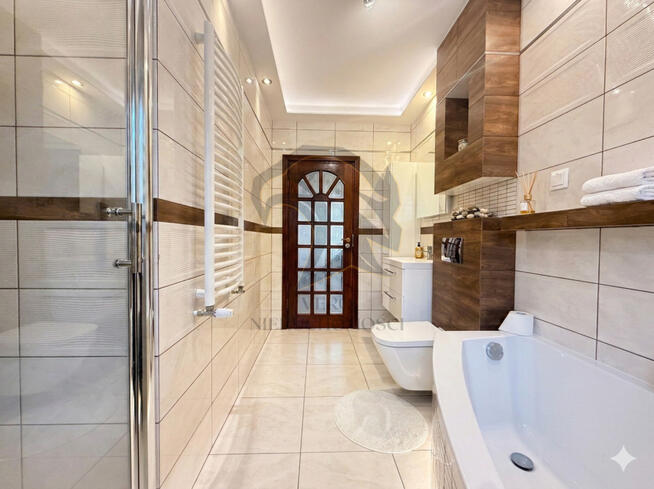 Architektoniczny kameleon 265m² przy granicy Łodzi