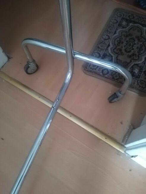 Wieszak metalowy na kółkach, mocny.