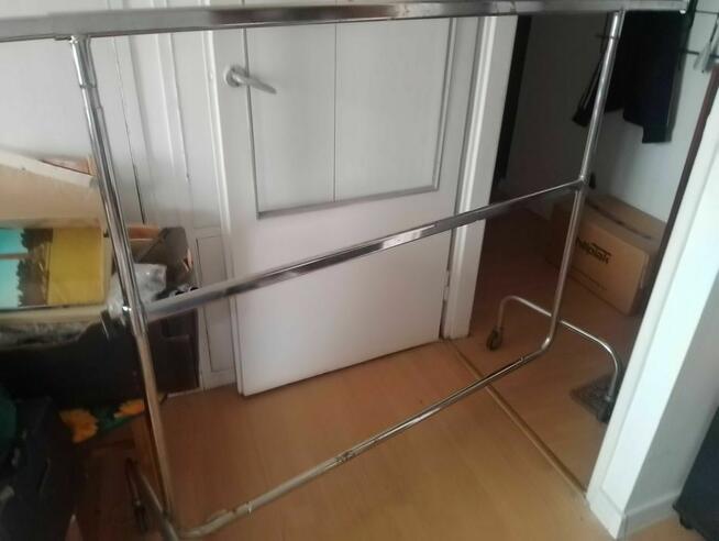Wieszak metalowy na kółkach, mocny.