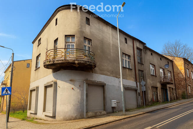 Lokal na parterze z dużymi witrynami