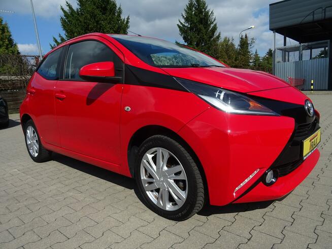 Toyota Aygo Niezawodny i ekonomiczny samochód z niskim przebiegiem.