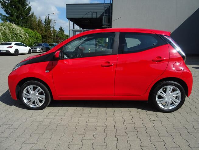 Toyota Aygo Niezawodny i ekonomiczny samochód z niskim przebiegiem.