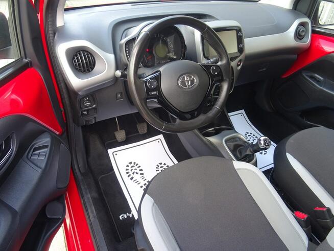 Toyota Aygo Niezawodny i ekonomiczny samochód z niskim przebiegiem.