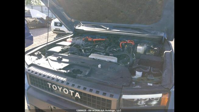 Toyota Land Cruiser Bogata wersja wyposażenia / AWD / niski przebieg