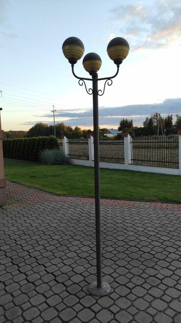 Wysoka, metalowa trójramienna lampa ogrodowa/parkowa