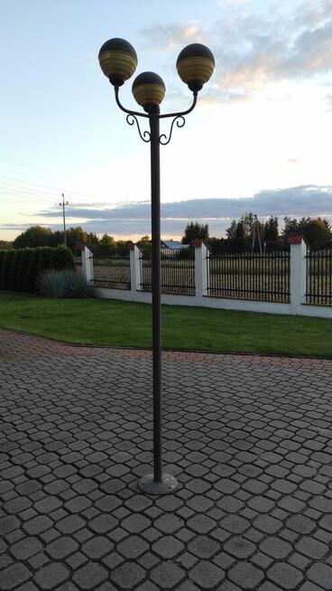 Wysoka, metalowa trójramienna lampa ogrodowa/parkowa
