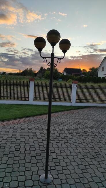 Wysoka, metalowa trójramienna lampa ogrodowa/parkowa