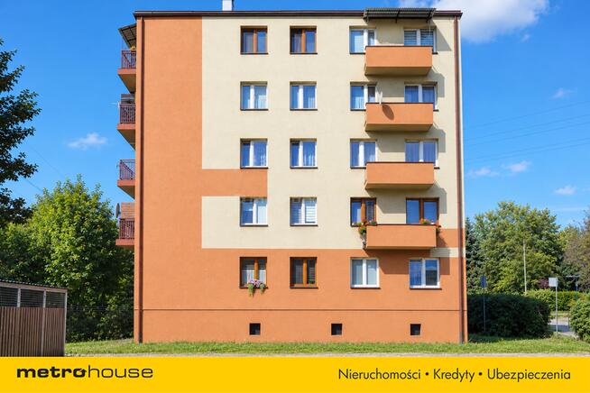 2 pokoje z balkonem w niskim bloku.