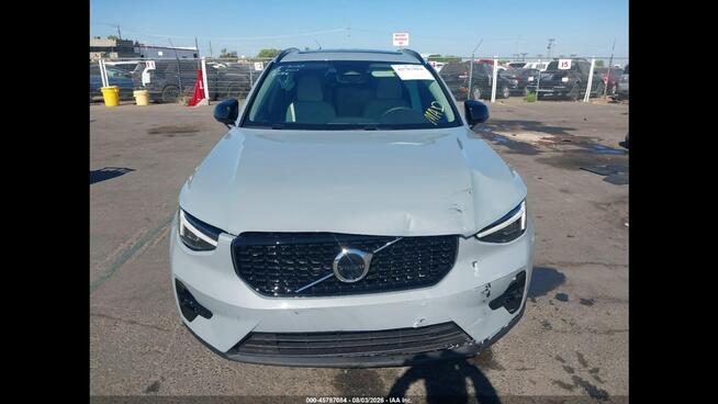 Volvo XC 40 Bogata wersja wyposażenia / AWD / B5 / niski przebieg