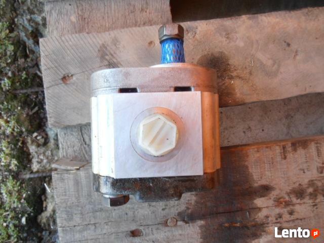 Pompka wspomagająca do JCB