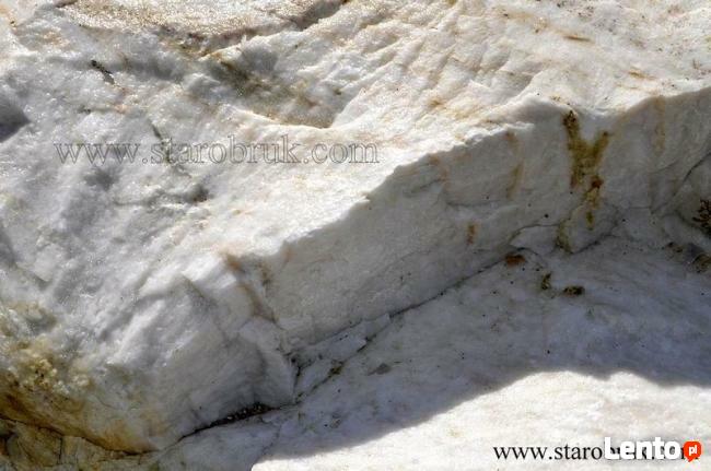 Bryła głaz monolit biały skały białe