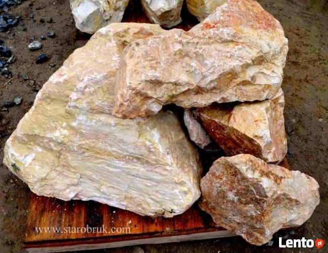 Bryła głaz monolit skały różowe łososiowe różane