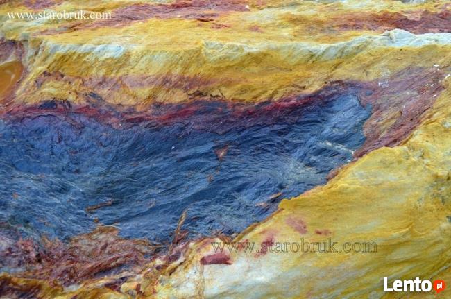 Bryły głazy monolity starodrzewiaste czerwono żółte