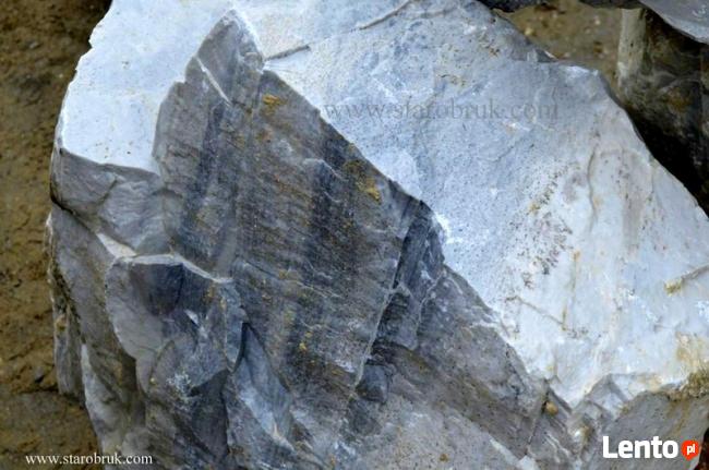 Bryła głaz monolit skały błękitne niebieskie łupek skała