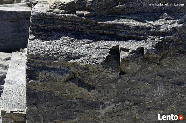 Bryła głaz monolit skały błękitne niebieskie łupek skała