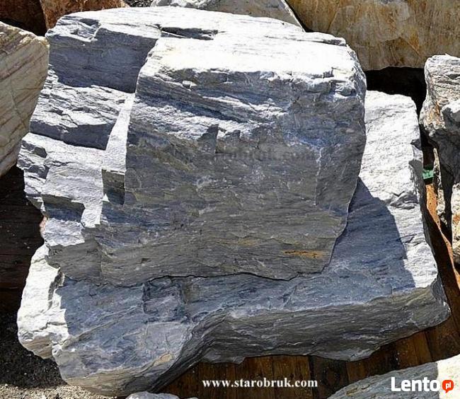 Bryła głaz monolit skały błękitne niebieskie łupek skała